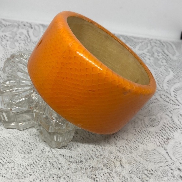 VINTAGE lucite and wood snakeskin bangle bracelet - Picture 1 of 5